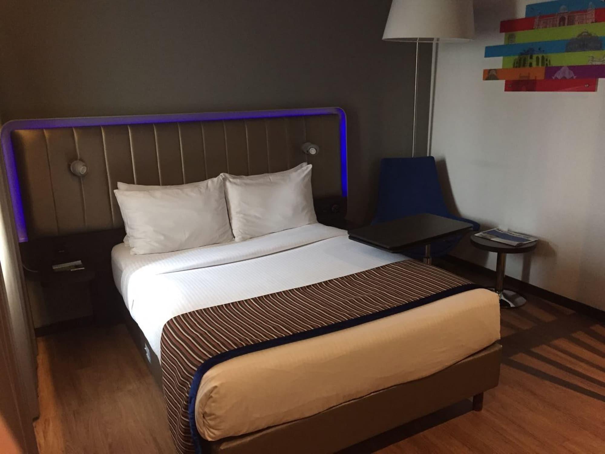Park Inn By Radisson,South Delhi 뉴델리 외부 사진 A room at the hotel