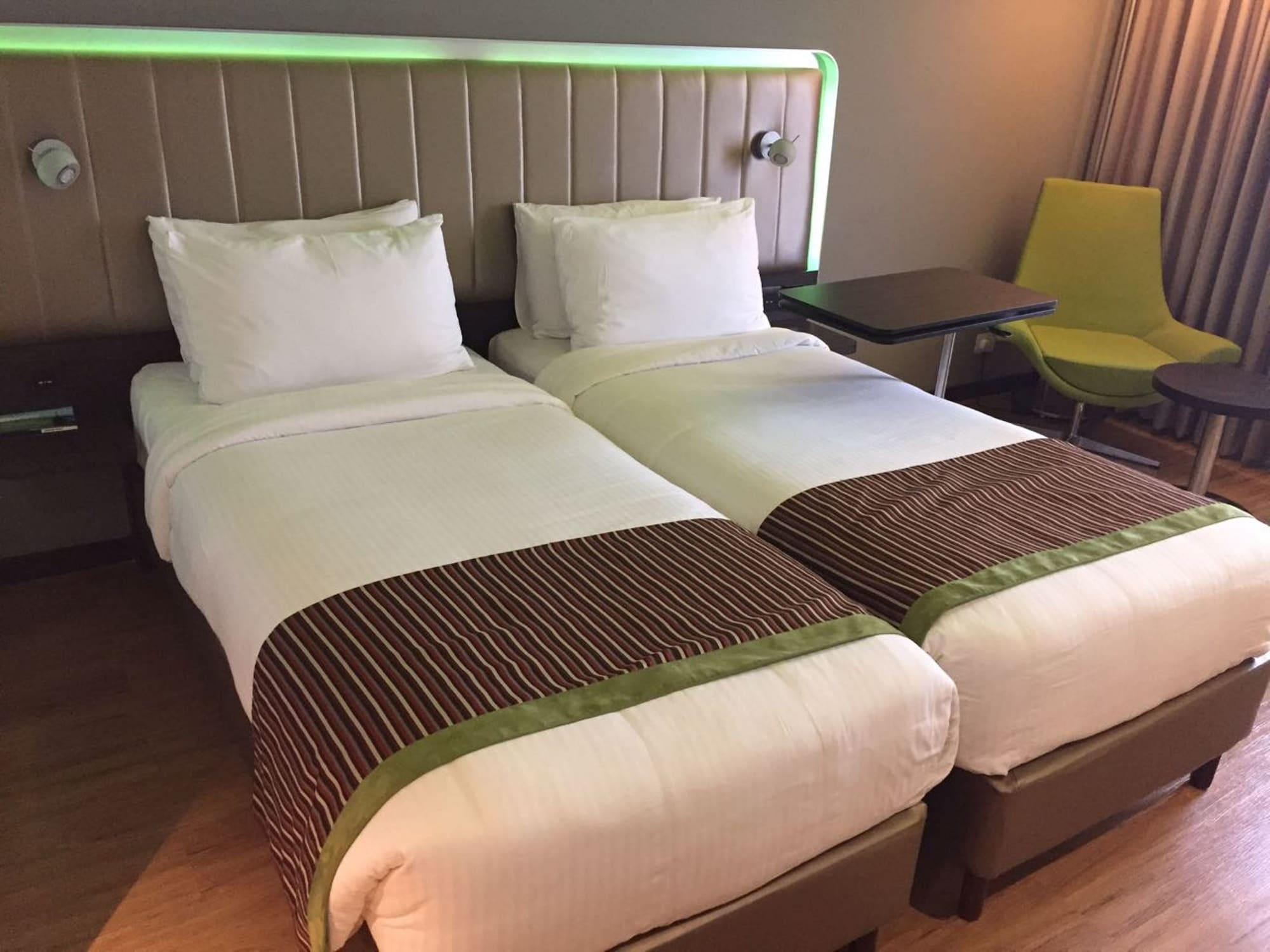 Park Inn By Radisson,South Delhi 뉴델리 외부 사진 A room at the Holiday Inn Express in London