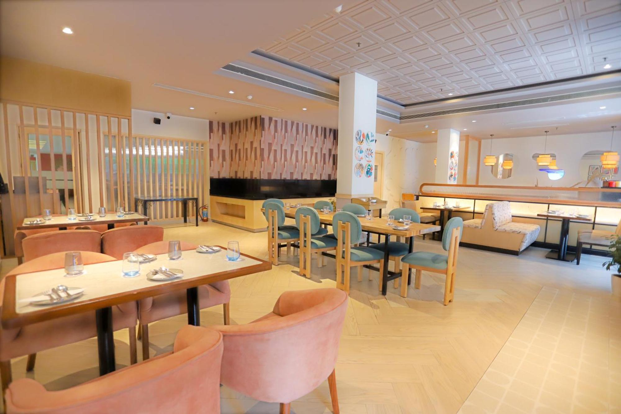 Park Inn By Radisson,South Delhi 뉴델리 외부 사진 The interior of the restaurant