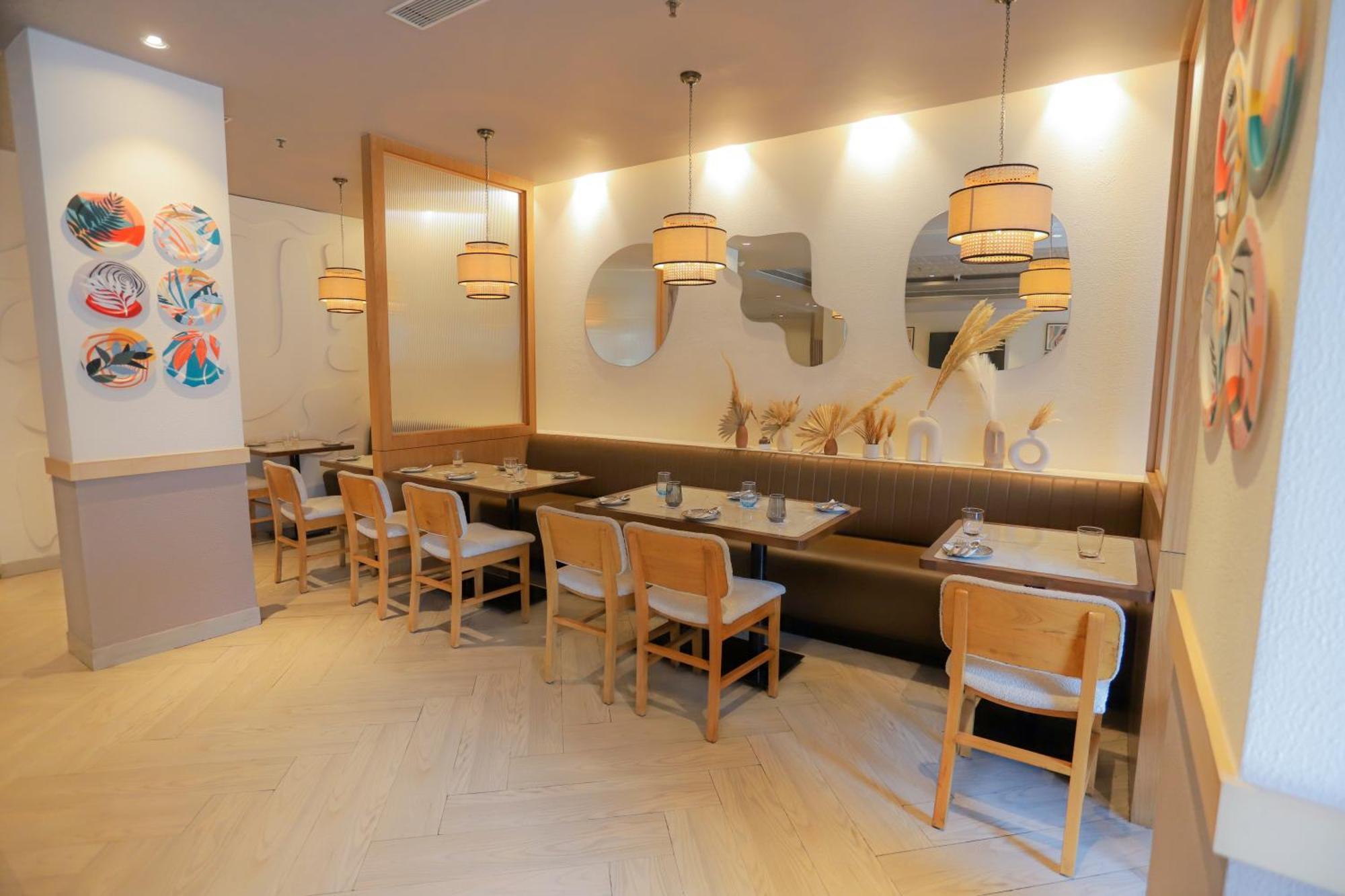 Park Inn By Radisson,South Delhi 뉴델리 외부 사진 Interior of a restaurant in Tokyo