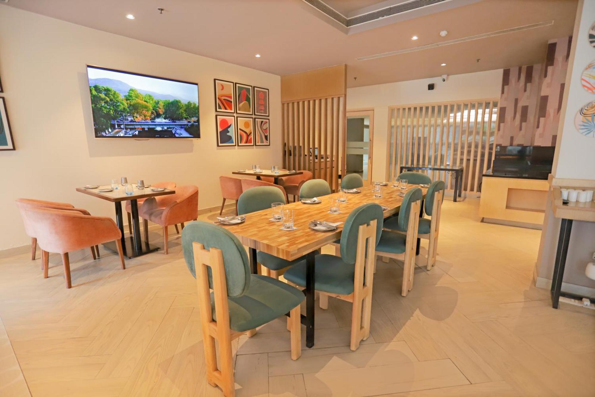 Park Inn By Radisson,South Delhi 뉴델리 외부 사진 The restaurant