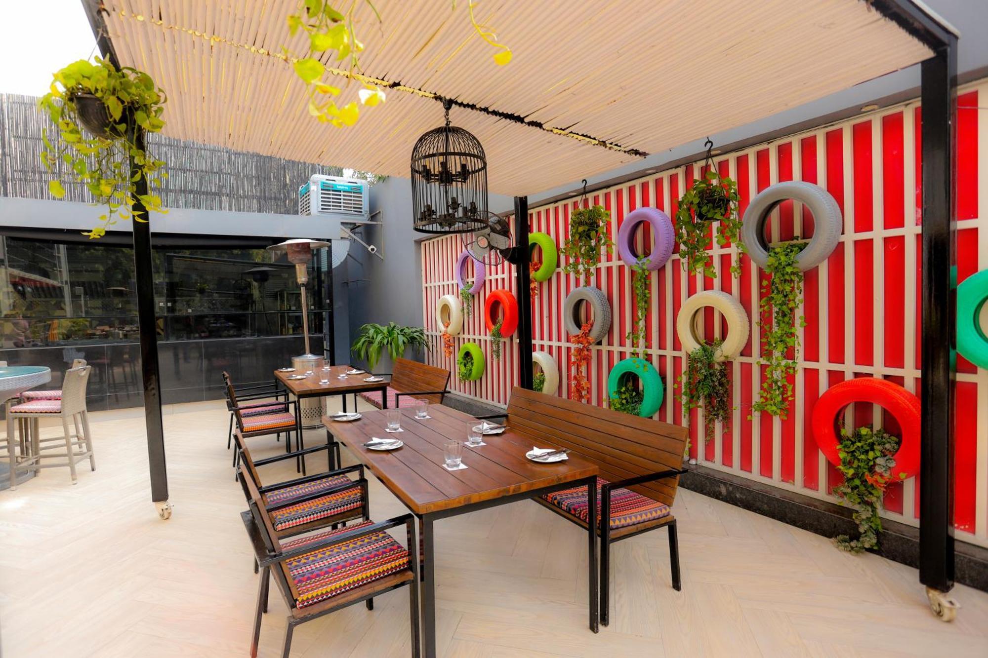 Park Inn By Radisson,South Delhi 뉴델리 외부 사진 The interior of the restaurant