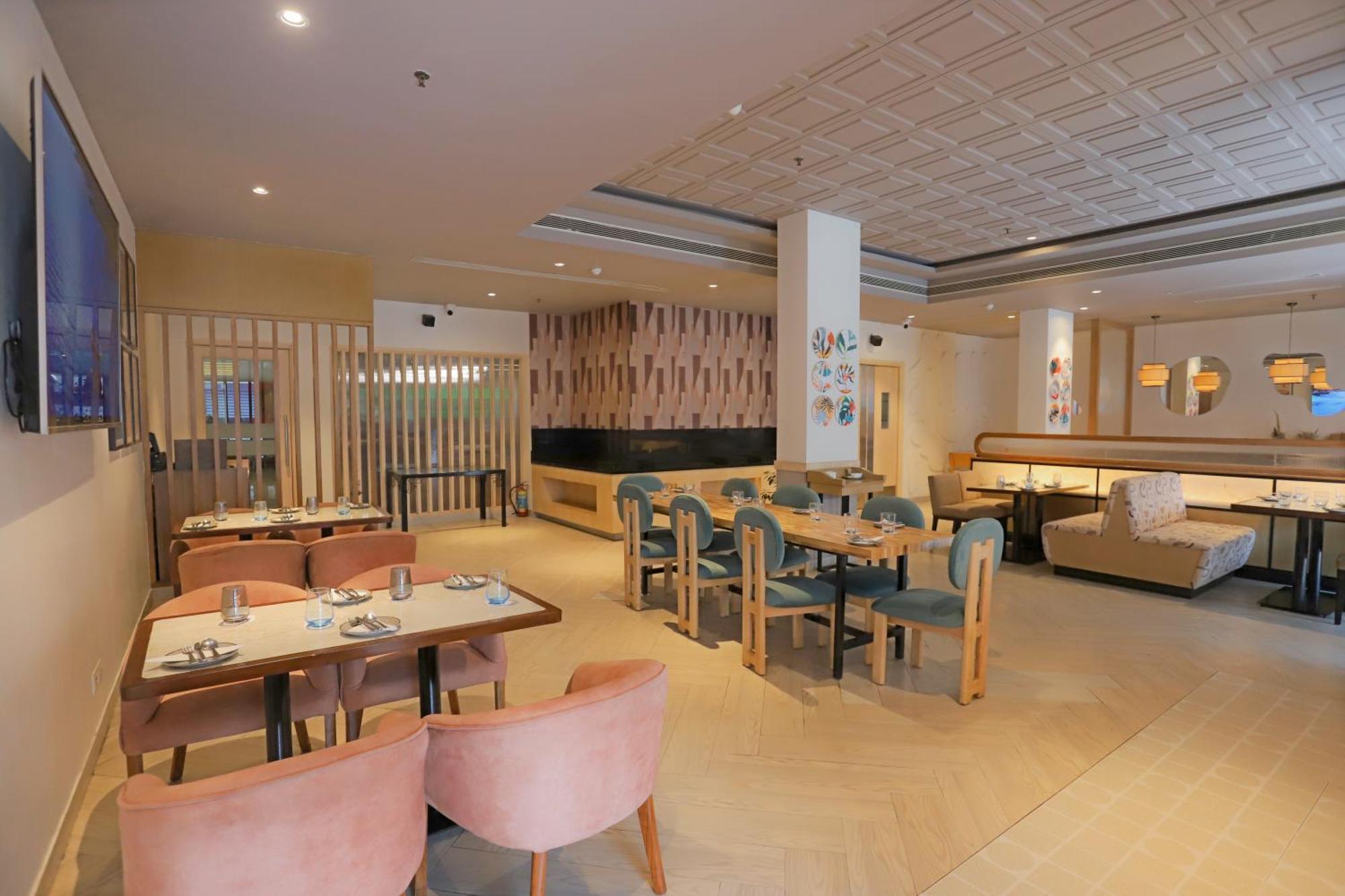 Park Inn By Radisson,South Delhi 뉴델리 외부 사진 The restaurant at the hotel