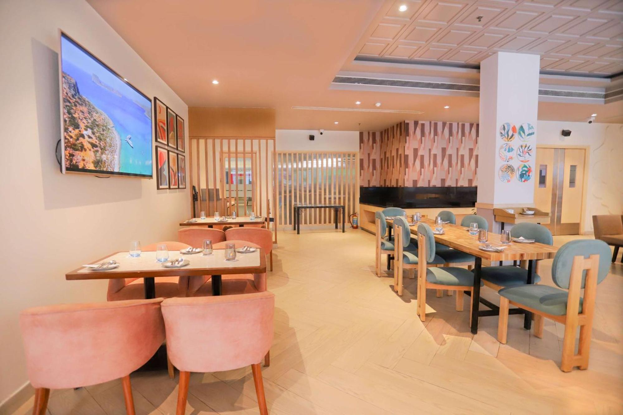 Park Inn By Radisson,South Delhi 뉴델리 외부 사진 The interior of the restaurant