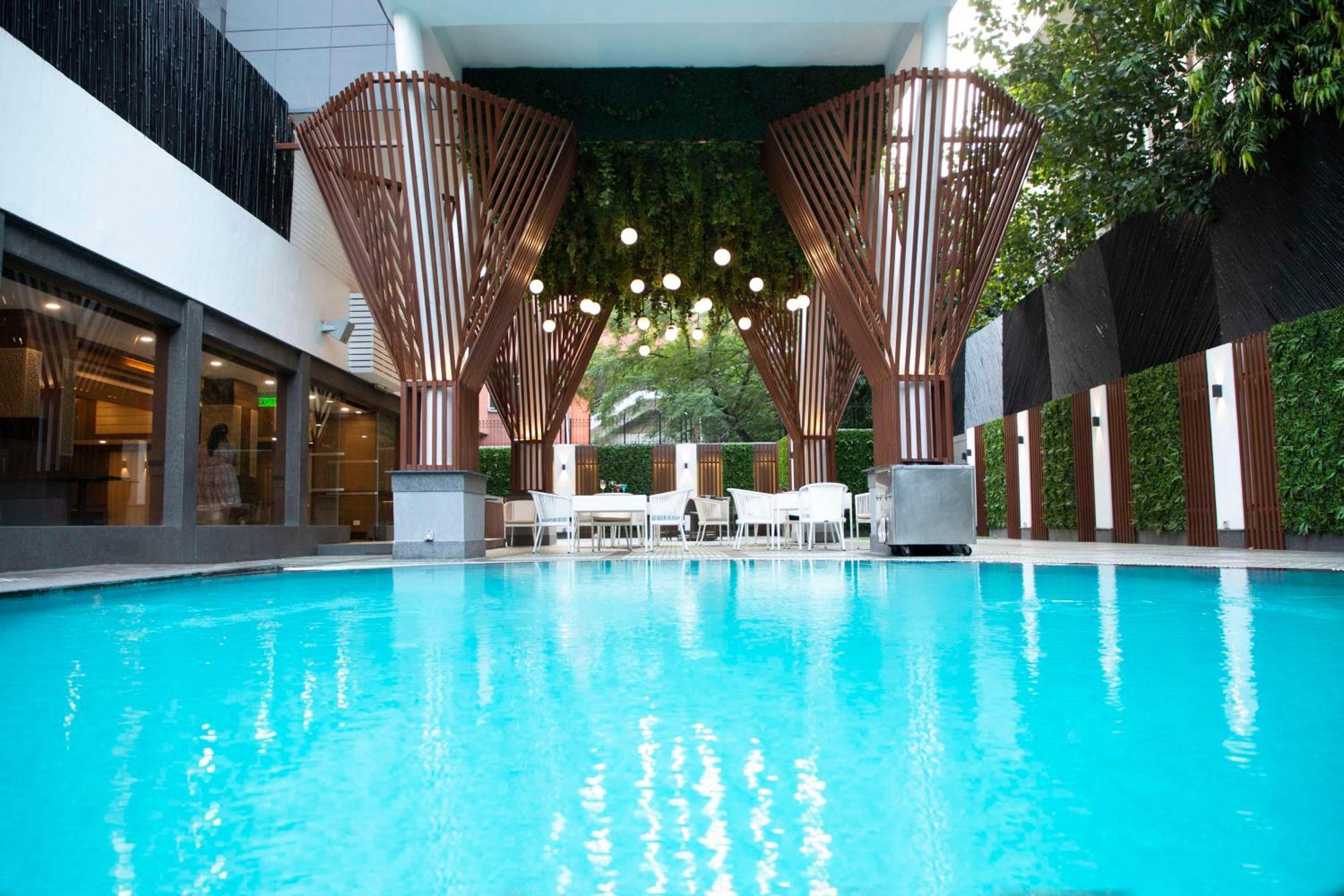 Park Inn By Radisson,South Delhi 뉴델리 외부 사진 The swimming pool at the hotel