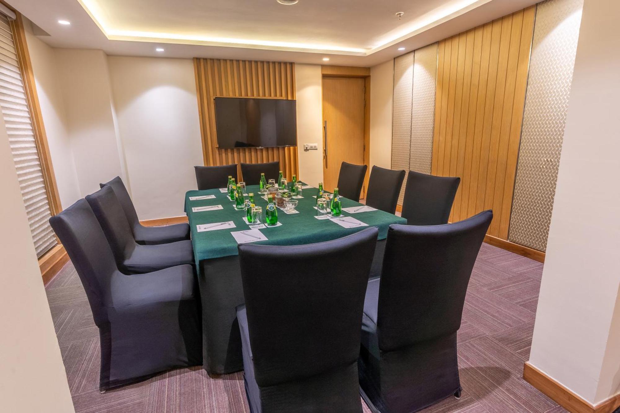 Park Inn By Radisson,South Delhi 뉴델리 외부 사진 Meeting room at the hotel