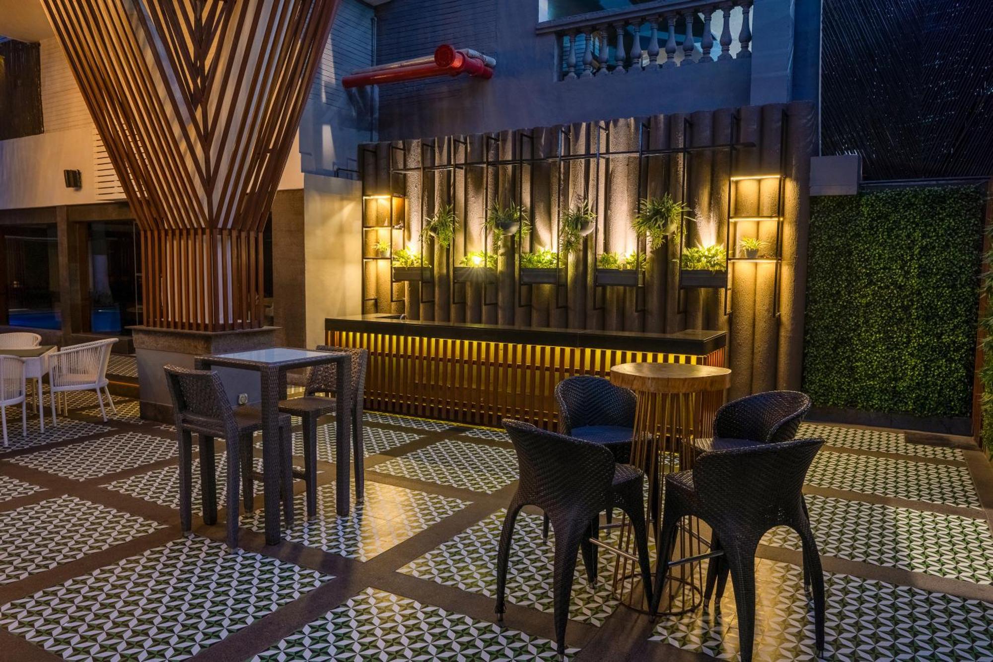 Park Inn By Radisson,South Delhi 뉴델리 외부 사진 The bar at the hotel