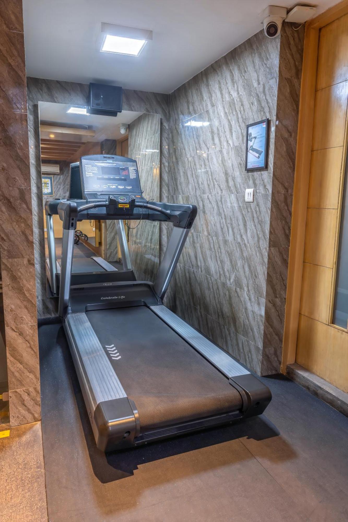 Park Inn By Radisson,South Delhi 뉴델리 외부 사진 A treadmill