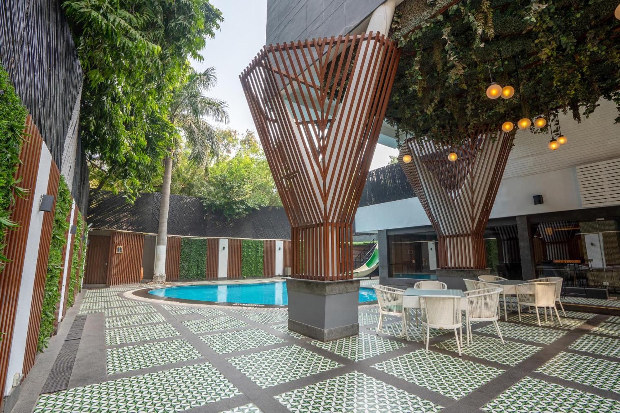 Park Inn By Radisson,South Delhi 뉴델리 외부 사진 The swimming pool at the hotel