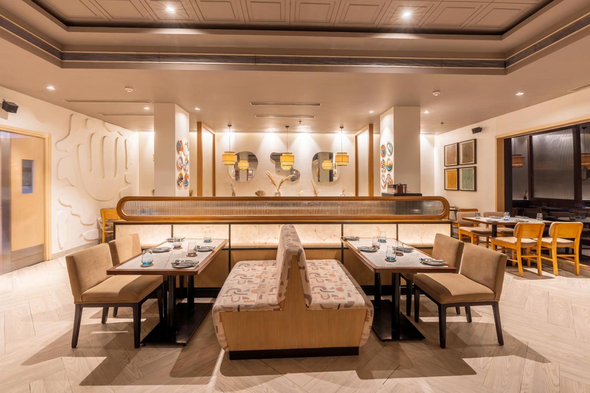 Park Inn By Radisson,South Delhi 뉴델리 외부 사진 The interior of the restaurant