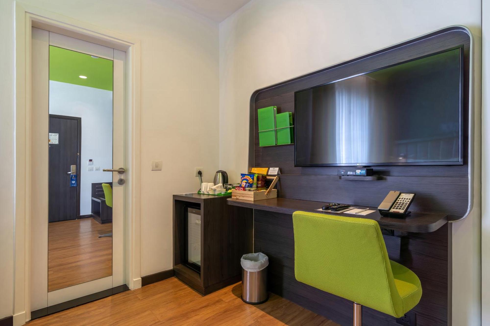 Park Inn By Radisson,South Delhi 뉴델리 외부 사진 A typical room at the hotel