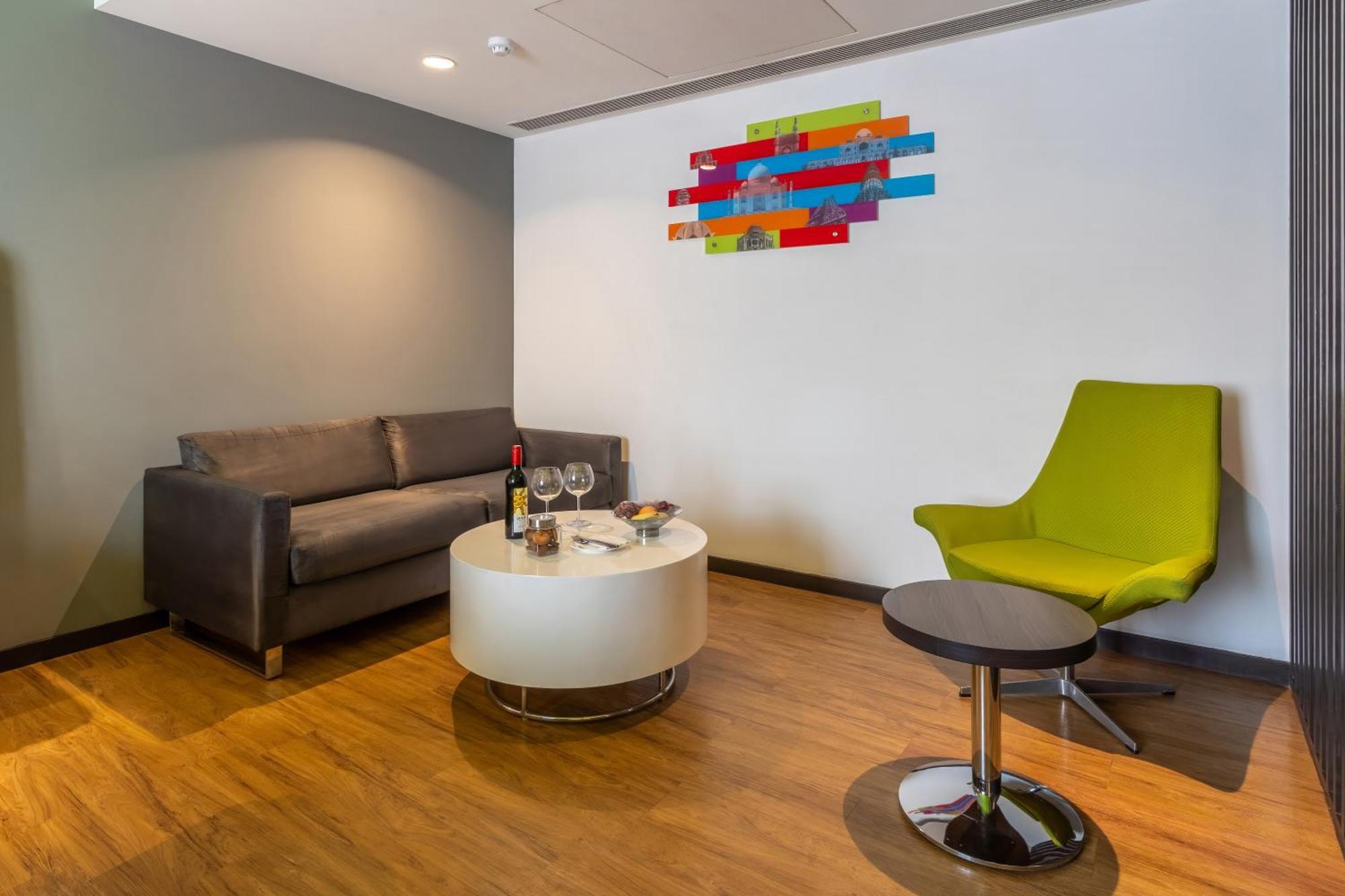 Park Inn By Radisson,South Delhi 뉴델리 외부 사진 A living room at the hotel