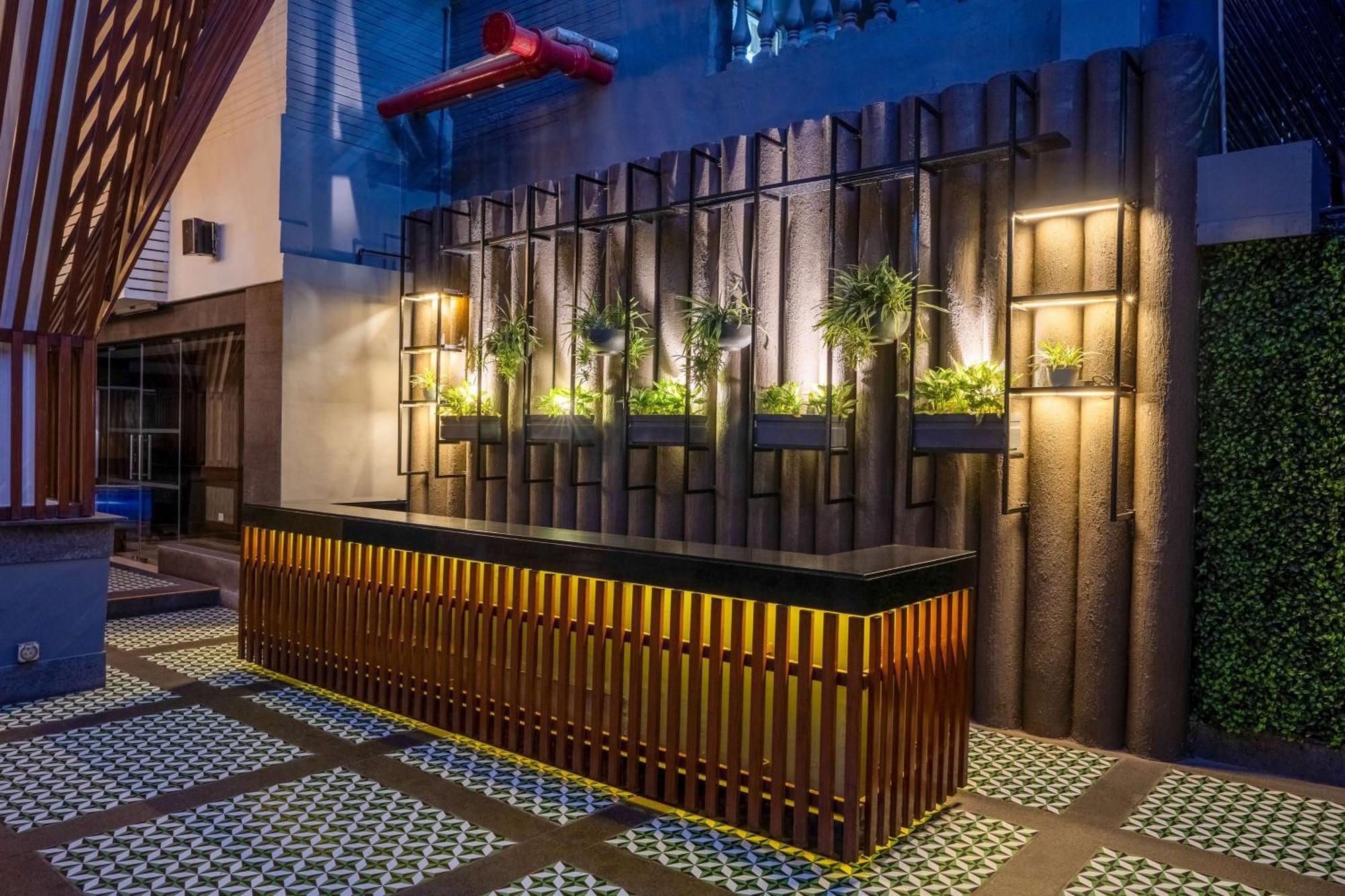 Park Inn By Radisson,South Delhi 뉴델리 외부 사진 The bar at the hotel