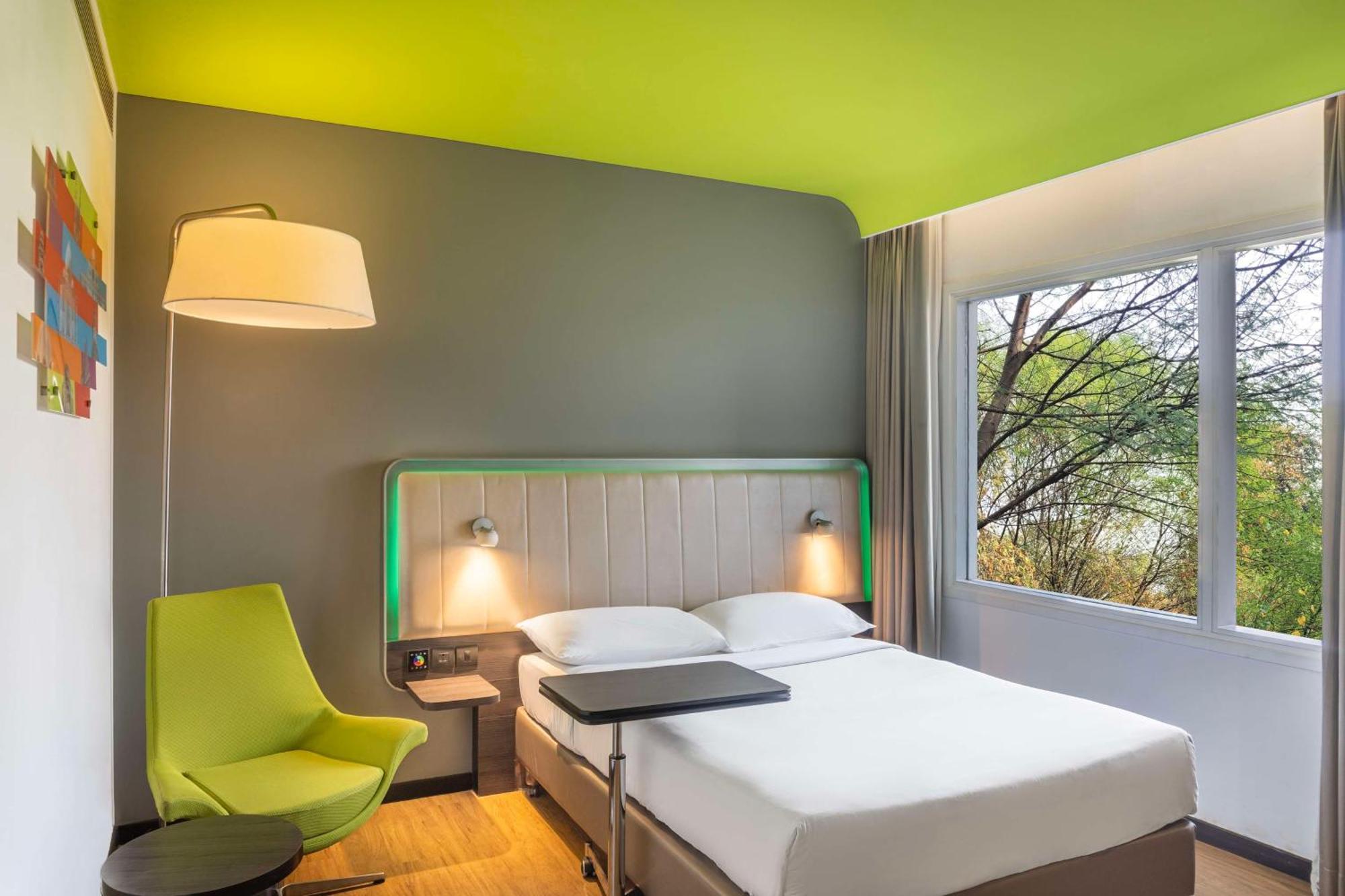 Park Inn By Radisson,South Delhi 뉴델리 외부 사진 A room at the Ibis Styles in Paris, France